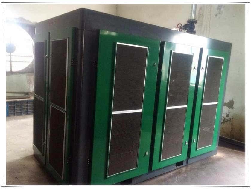 工程師在調(diào)試薩震永磁變頻90kw雙級壓縮空壓機(jī)